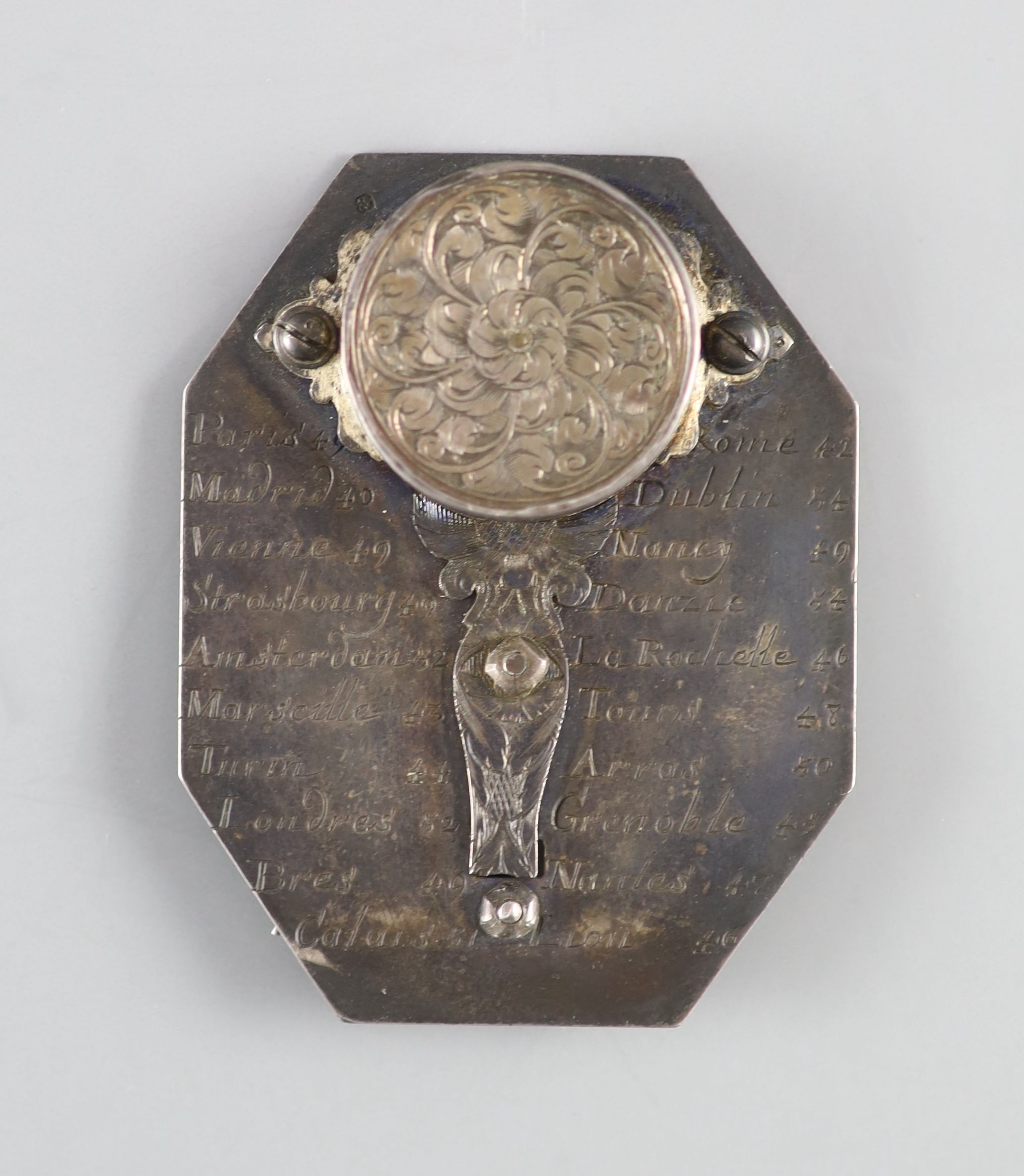 A cased French silver Butterfield-type pocket sundial / compass (scale) early 18th century 6 x 5cm